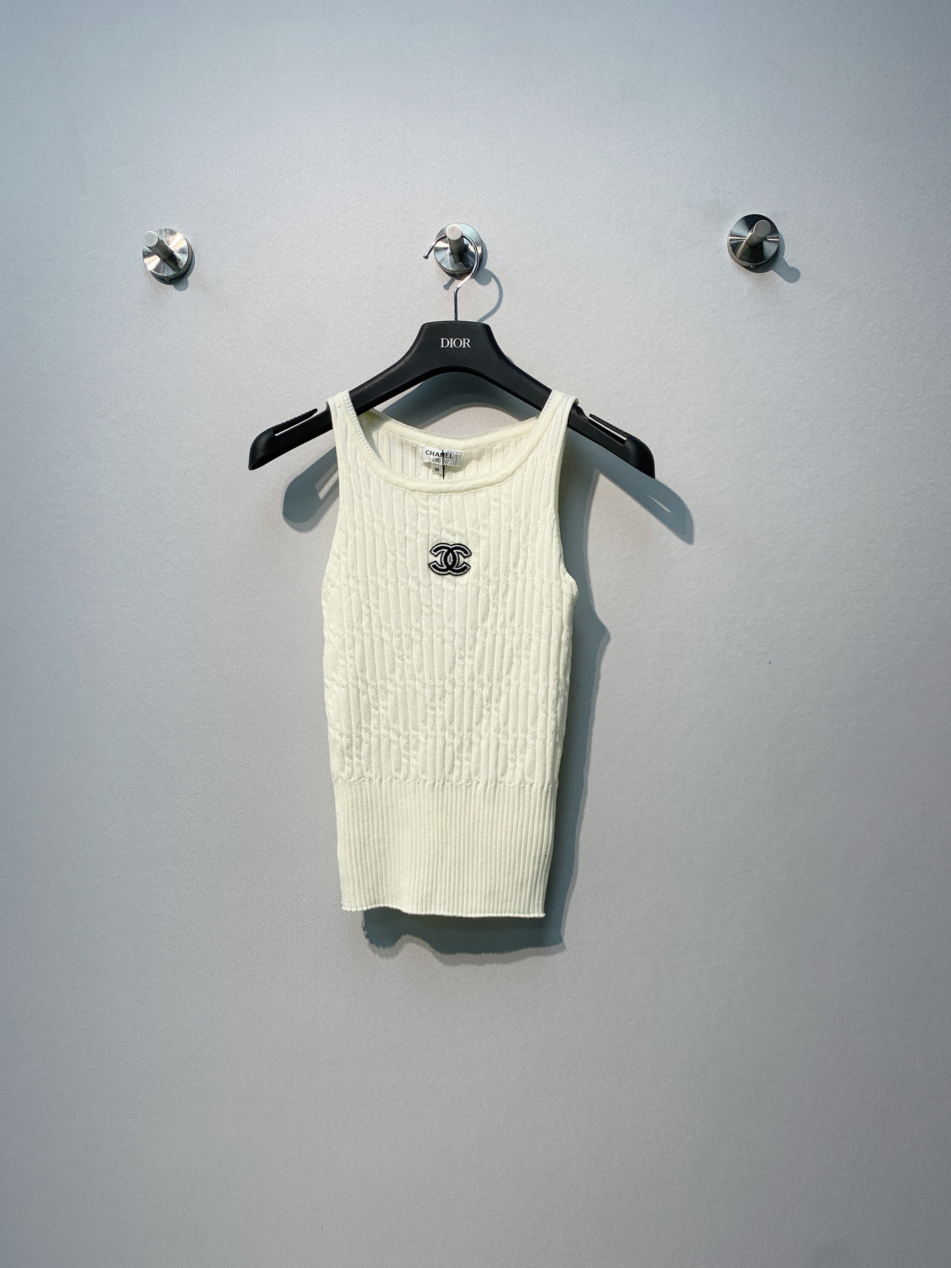 CHANE 26SS Vertical Striped Knitted V-Neck Top