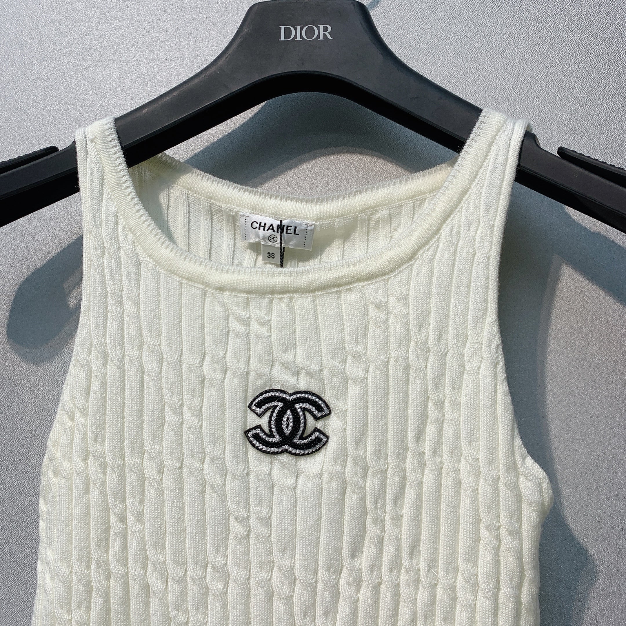 CHANE 26SS Vertical Striped Knitted V-Neck Top