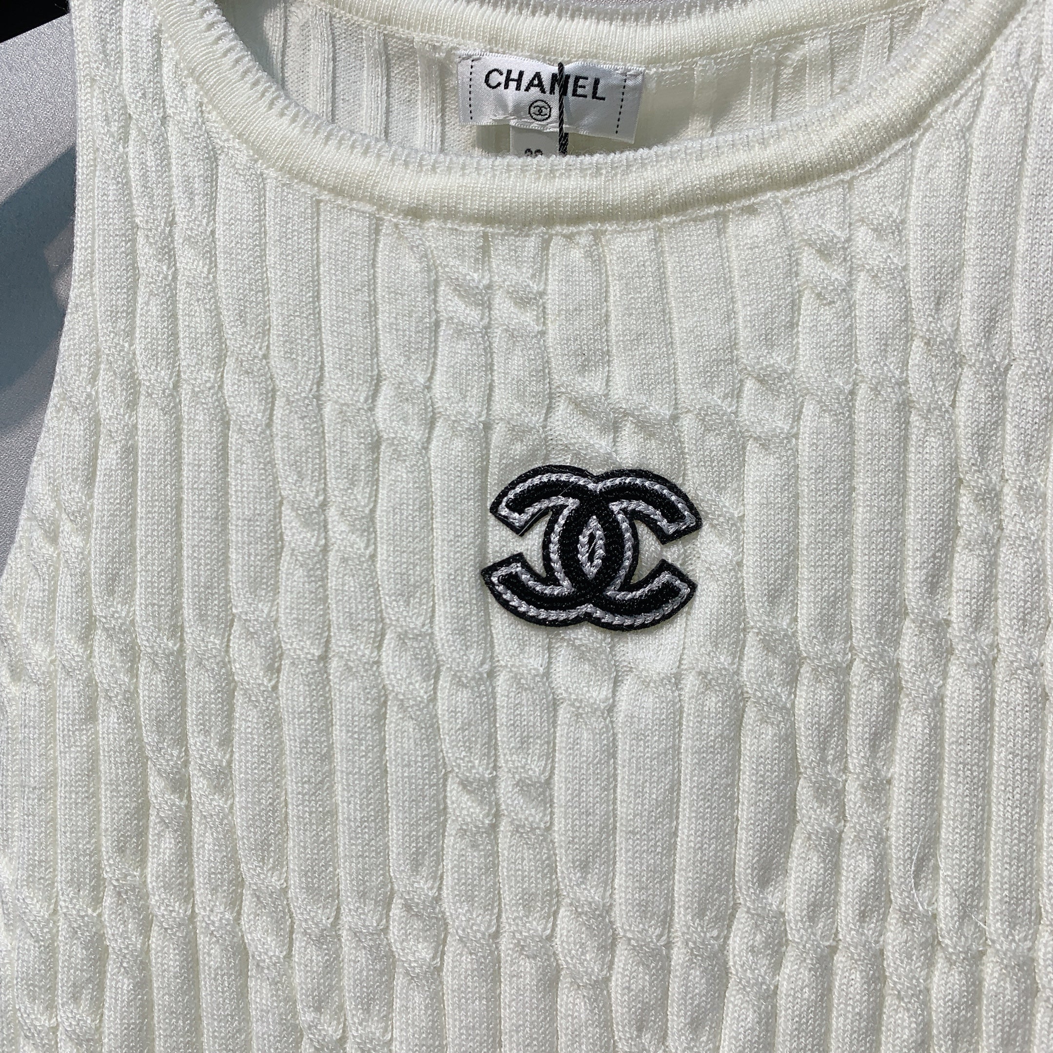 CHANE 26SS Vertical Striped Knitted V-Neck Top